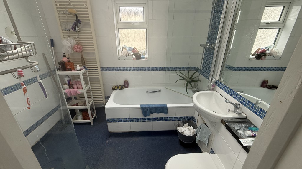 Lot: 116 - VACANT SPLIT-LEVEL MAISONETTE FOR INVESTMENT - Internal image of bathroom